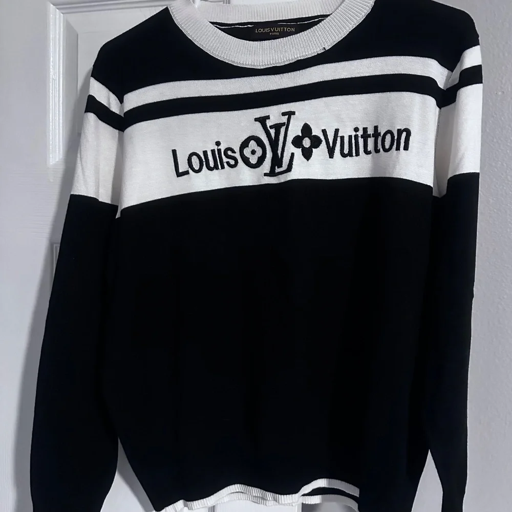 Sweaters - Picture 4 of 11